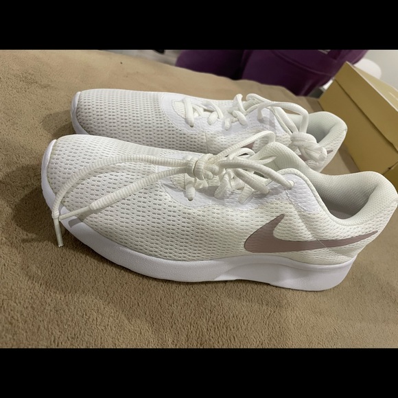 BNIB Nike Women’s White Tanjuns - Picture 3 of 4